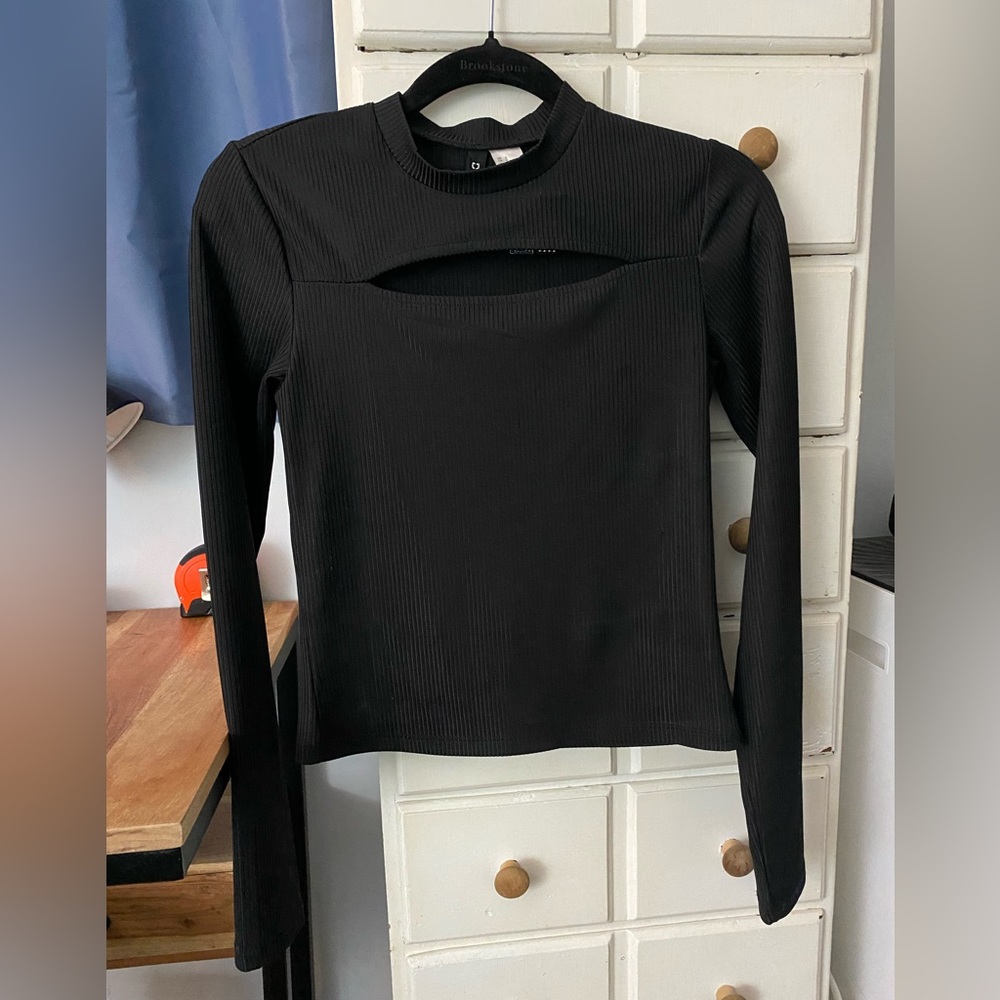 H&M black ribbed LS with cut out.
